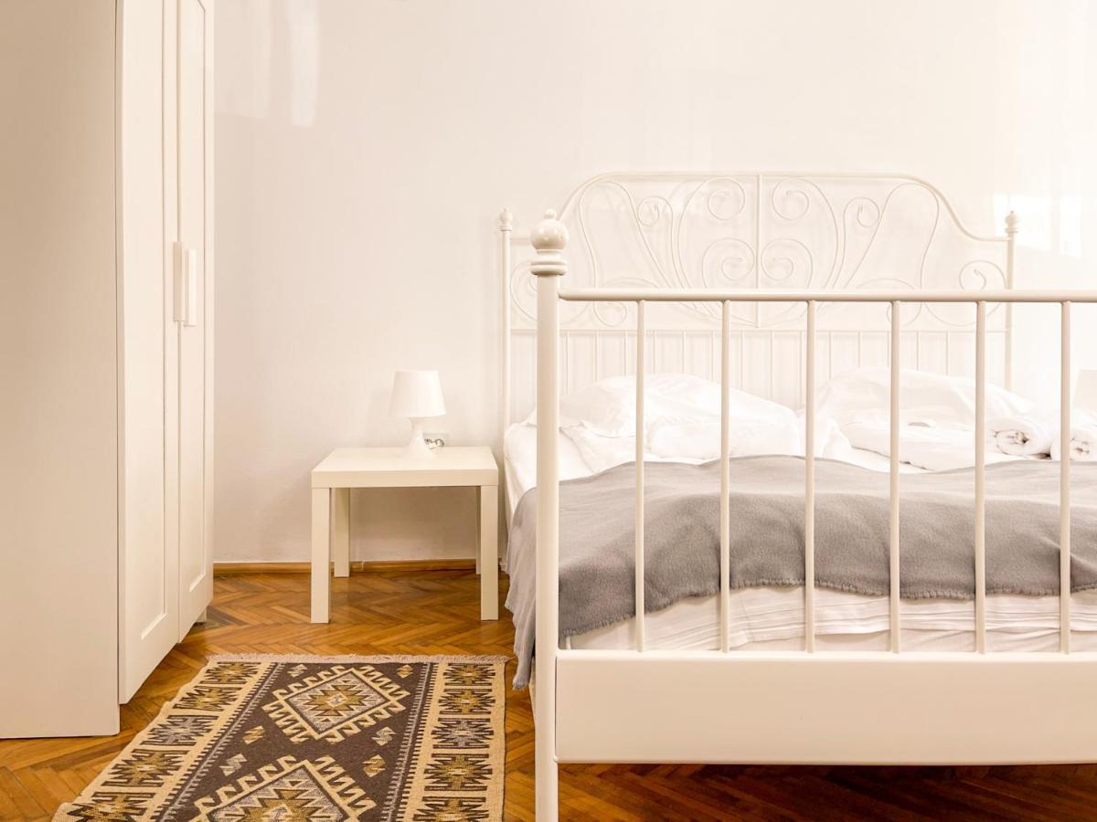 White Moon Apartment Braşov Extérieur photo