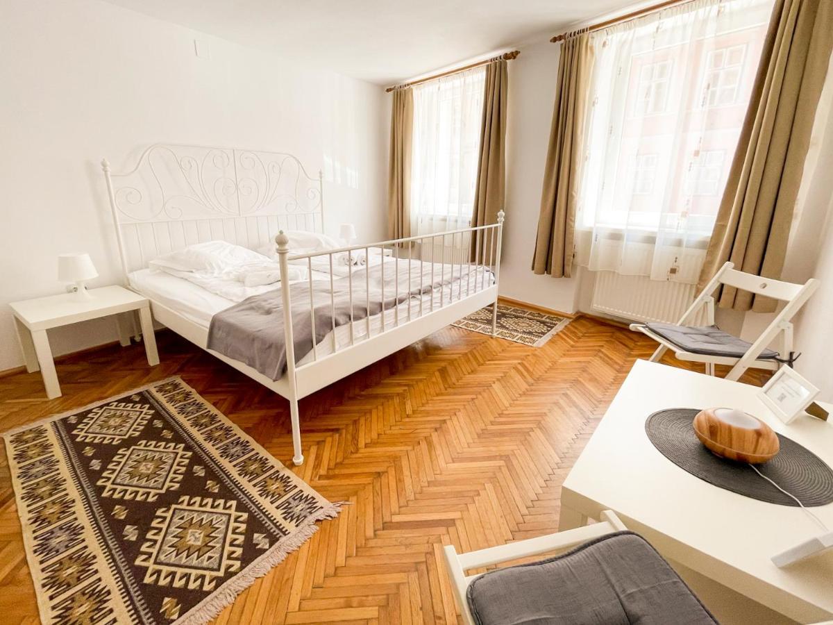 White Moon Apartment Braşov Extérieur photo