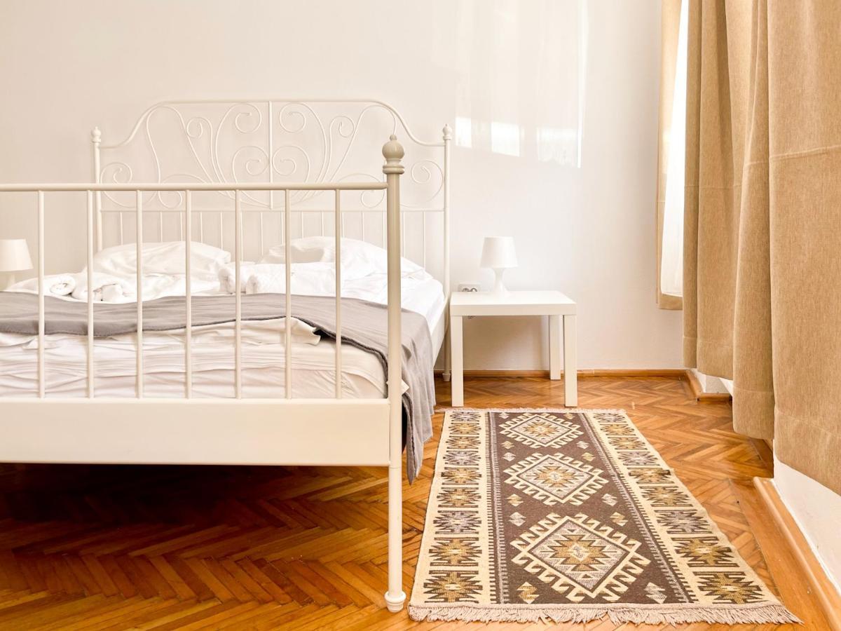 White Moon Apartment Braşov Extérieur photo